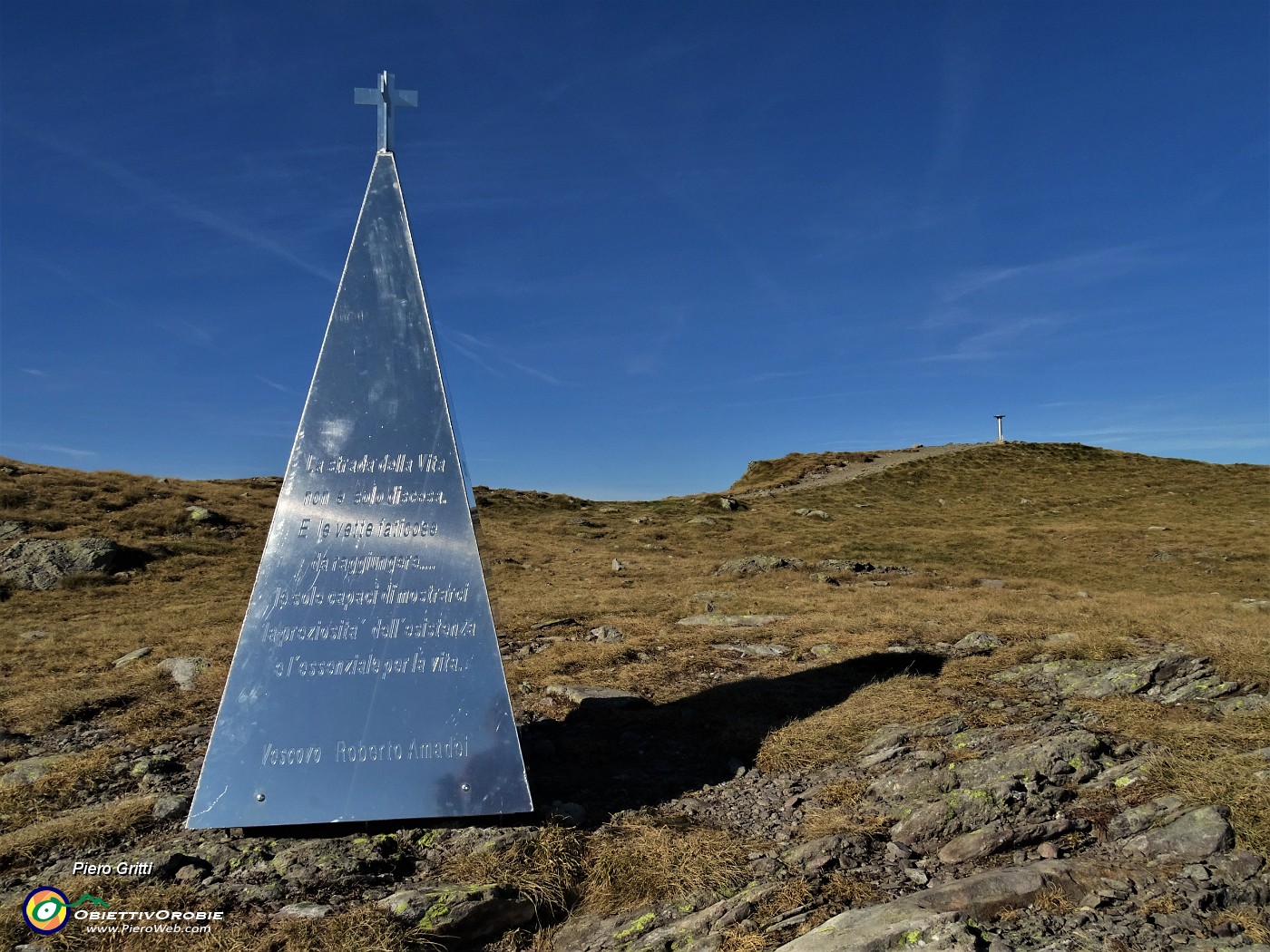 83 Piramide stilizzata a ricordo del vescovo di Bergamo Amadei, amante della montagna.JPG